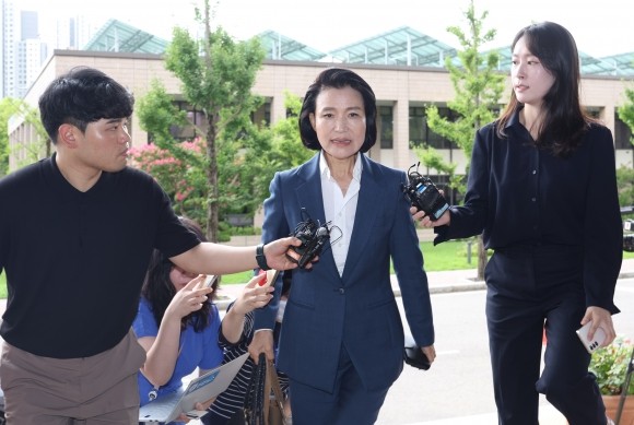 [속보] <b>이진숙</b> 방통위원장 첫 출근 “취임식서 향후 계획 말할 것”