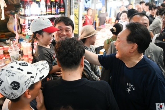 휴가 <b>첫날 통영시장</b> 찾은 尹…증시 급락 긴급보고 받아