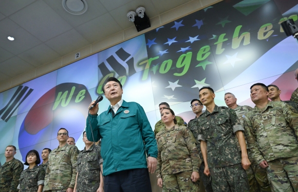President Yoon visits the Ground Operations Command in Yongin, Gyeonggi Province on the 21st, to encourage the Korean-American troops participating in the joint military training 'Exercise Freedom Guardian' (UFS). Provided by the Blue House