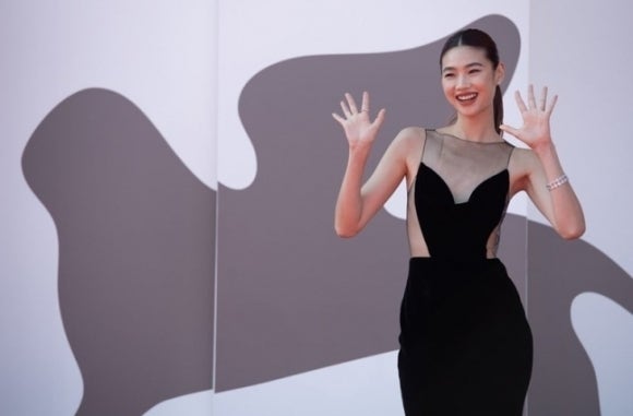 “Z세대 핵심”…<b>정호연</b>, ‘베니스영화제’서 5분간 쏟아진 <b>기립박수</b>