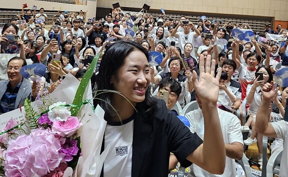 협회 언급은 없었다…<b>안세영</b>, 귀국 23일 만에 <b>나주</b> ‘금의환향’