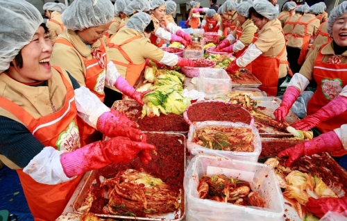 김치와 같은 발효식품 속 미생물은 인간의 체내 미생물과 일치하는 것으로 확인됐다.<BR> 그야말로 먹는 것에 따라 그 사람이 달라진다는 말이다.<BR>  네이처 제공