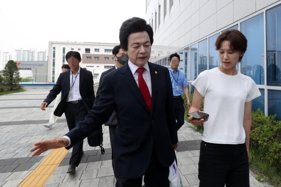 <b>경찰</b>, <b>허경영</b> 하늘궁 <b>압수수색</b>… 사기 혐의 등 수사