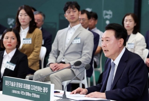 尹, <b>광주</b>서 <b>민생</b> 토론…‘AI모빌리티·문화·활력도시’ 만든다