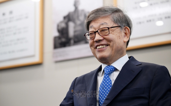 이승만대통령기념재단 이사장을 맡고 있는 김황식 전 국무총리는 시급한 국가적 과제인 연금·의료·노동·교육 등 4대 개혁에 관해 “공동체의 장래 이익을 위해 대화·타협하는 자세가 중요하다”고 강조했다. 인터뷰는 지난 5