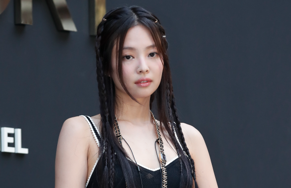 블랙핑크 <b>제니</b>, 美매체에 실내 <b>흡연</b> 언급…“잘못된 일이라면 만회해야...