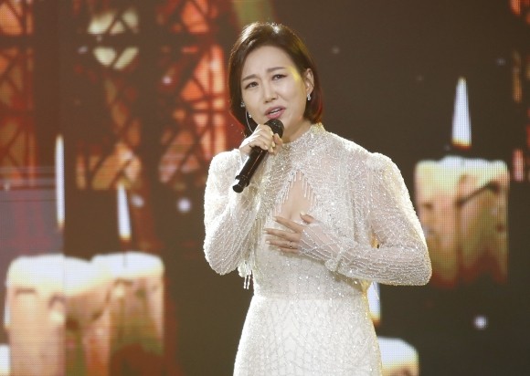 ‘<b>립싱크</b> 논란’ <b>장윤정</b>, <b>입</b> 열었다 “<b>입만</b> 뻥끗거리는 <b>립싱크</b> 아냐”