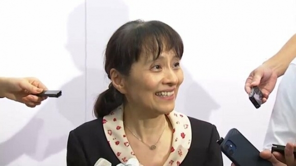 李シヴァシゲで日本総理の否認李シヴァヨシコが先月 27日自民党総裁選挙当選結果が発表された直後取材陣の質問を受けている. FNNプライムオンラインキャプチャ