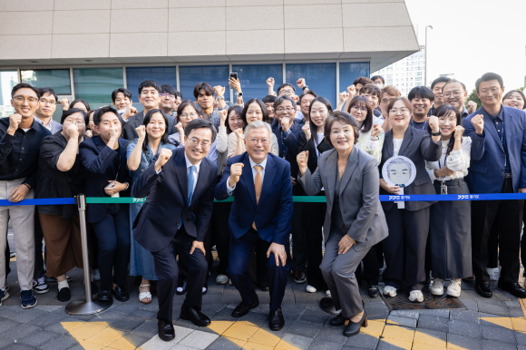 <b>문재인</b> 전 <b>대통령</b> 부부, 경기도청 ‘깜짝 방문’ 왜