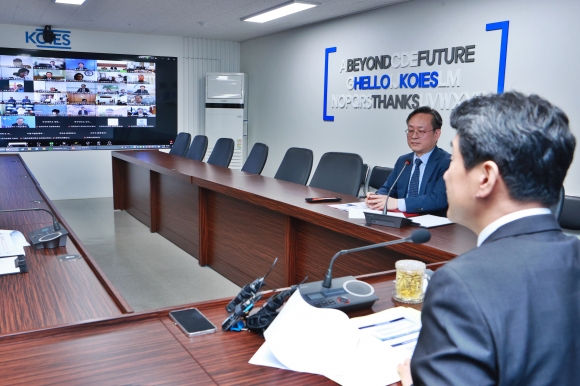 Deputy Prime Minister and Minister of Education Lee Ju-ho (right) speaks at a meeting of university presidents running medical schools held via video conference at the Korea Educational Facilities Safety Authority in Yeongdeungpo-gu, Seoul on the morning of the 11th. Yonhap News