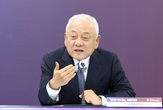 Kim Hankil, chairman of the National Unity Commission, speaking at the 'Special Committee for Solving Job Gap' held at the Government Seoul Office on the 16th. Provided by National Unity Commission