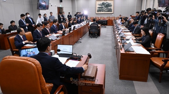 野 단독으로 김건희·<b>명태균</b> 등 국감 <b>증인</b> 채택…與 퇴장