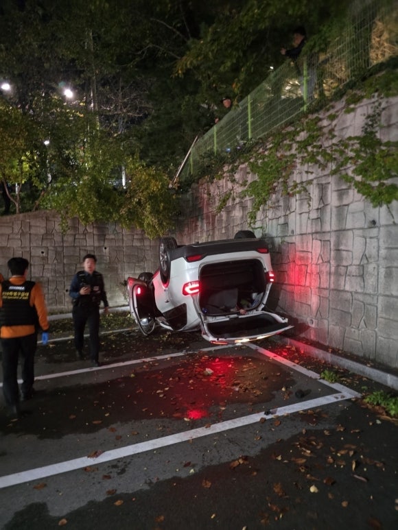 음주운전 차량, <b>울산경찰청</b> 담장 뚫고 추락