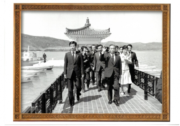 1979年 4月 12日朴正煕前大統領が慶北慶州市普文観光団地中観光歴史公園を見回す姿. 慶尚北道文化観光公社提供