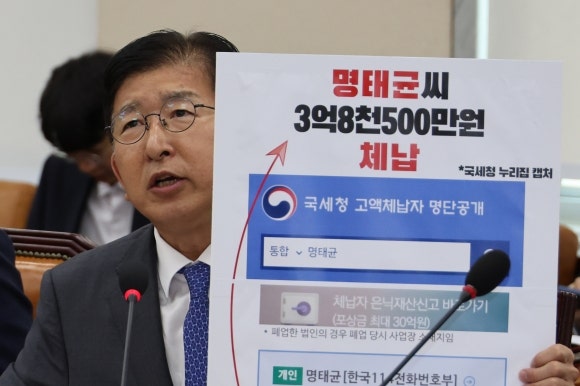 ‘고액 체납자’ <b>명태균</b> “가스비 밀려…이런 내가 국정농단이라니”