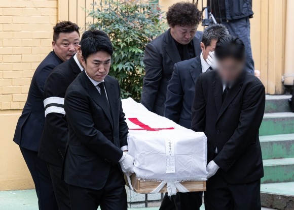 춤출 수 없었다…<b>김수미</b> 발인식 “<b>엄마</b>, 가지마” 통곡