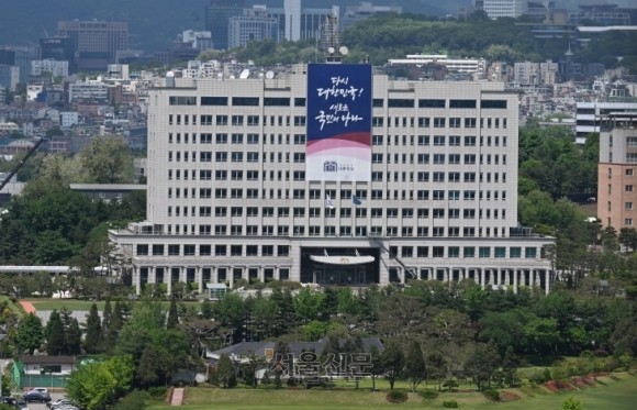 [속보] <b>대통령실</b>, ‘<b>의대</b> 휴학 자율 승인’에 “동맹휴학 전면 허용 아...