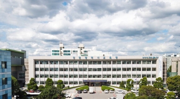 인천 퇴임 교사 2명, 윤 <b>대통령 훈장 거부</b>