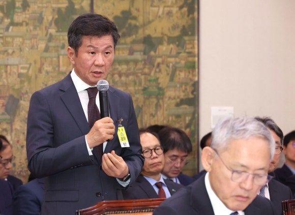 <b>문체부</b>, <b>축구</b>협회에 ‘<b>정몽규</b> 회장 자격 정지 이상 중징계’ 요구