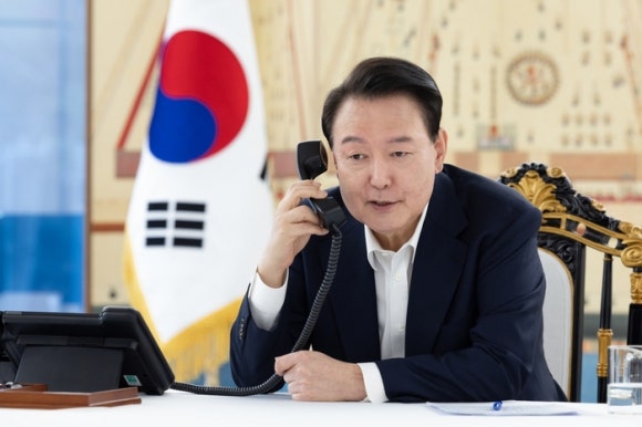 尹, <b>트럼프와</b> 12분간 <b>통화</b>...“이른 시일 내 회동”