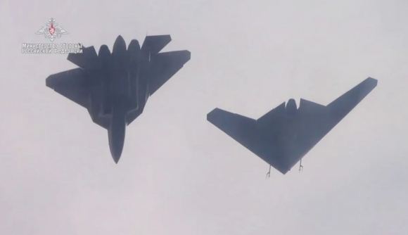 スホイ(Su)-57と一緒に飛行中の S-70 アホトニク-Bの初期モデル(右側)