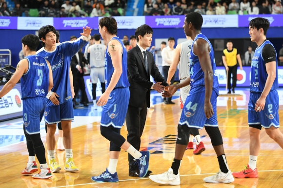 니콜슨 분전에도 멈춘 강혁 <b>매직</b>, 가스공사 7연승 중단…<b>현대모비스</b> 이...