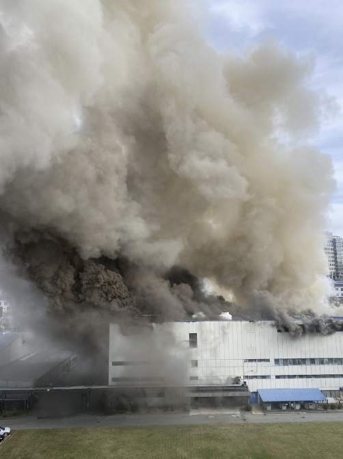 A fire broke out at 9:34 am on the 19th at a factory manufacturing capacitors in Yeongtong-gu, Suwon City, Gyeonggi Province. - Yonhap News