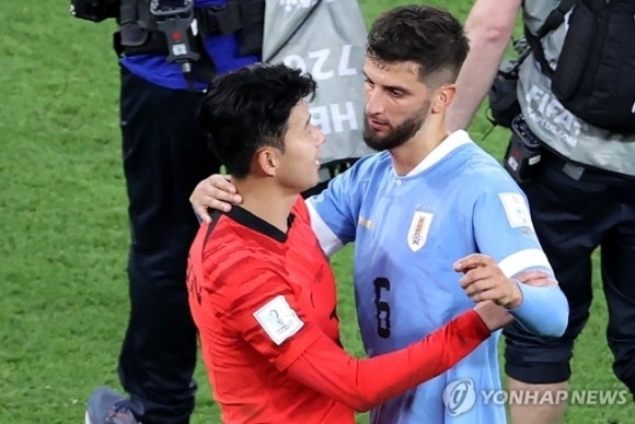 <b>손흥민</b> <b>인종차별</b> 당했는데…<b>토트넘</b> “징계 수위 지나쳐” 벤탕쿠르 편 ...