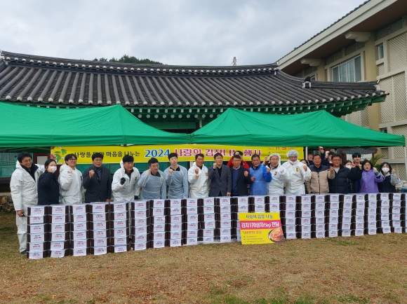 전남사회적경제유통지원센터가 2여수광양항만공사, 돌산연합청년회와 함께 여수 돌산읍사무소 구 동헌 뜰에서 취약계층을 위한 사랑의 김장 나눔 행사를 가졌다.