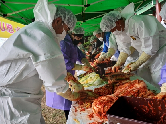 전남사회적경제유통지원센터와 여수광양항만공사, 돌산연합청년회원들이 여수 돌산읍 취약계층에 전달하기 위한 김장 김치를 담그고 있다.