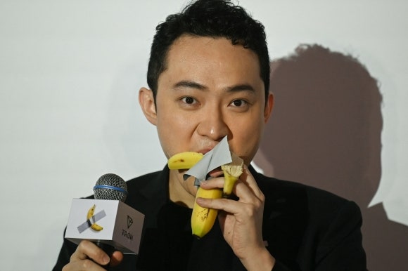 <b>바나나</b> 한 개 ‘<b>86억</b>’에 사더니…“다른 <b>바나나</b>보다 맛있다” 먹어버린...