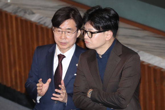 논의하는 한동훈 대표와 조경태 의원 - 윤석열 대통령이 비상계엄령을 선포한 가운데 한동훈 국민의힘 대표와 조경태 의원이 4일 새벽 서울 여의도 국회 본회의장에서 대화하고 있다. .2024.12.4 뉴스1