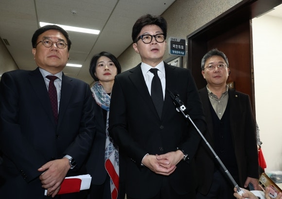 [속보] 與, ‘尹<b>대통령</b> <b>탄핵</b>안·<b>김여사</b> 특검법’ 부결 당론 확정