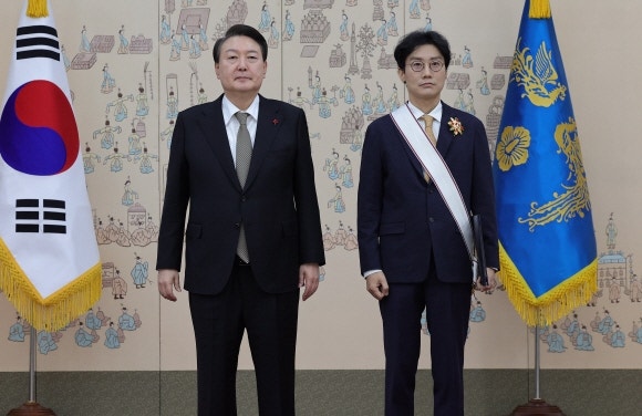 尹이 훈장 준 ‘오징어게임’ <b>감독</b> “<b>계엄</b>사태 책임져야” 작심 <b>비판</b>