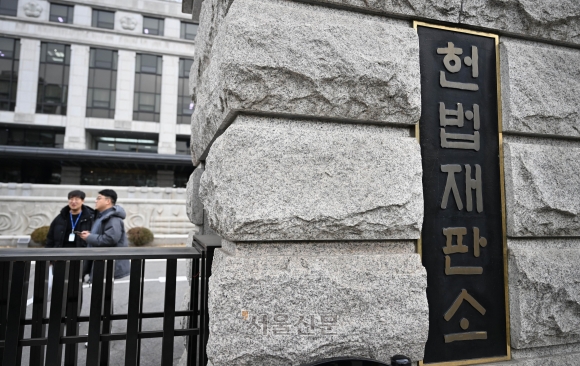 The Constitutional Court received the impeachment resolution against President Yoon Suk-yeol from the National Assembly and held its first judge meeting on the 16th to begin formal trial procedures. The court plans to hold the first preparatory hearing on the 27th, inviting representatives from the National Assembly and President Yoon's side to provide opinions.