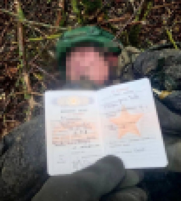 Body and ID of the North Korean soldier presumed to have written the letter. The name ‘Jung Kyung Hong’ is written in Hangul. Captured from Ukrainian Special Operations Forces Facebook