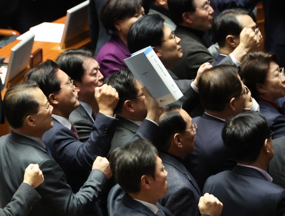 與, 한 <b>대행 탄핵</b>소추에 <b>권한</b>쟁의심판·효력정지가처분 신청