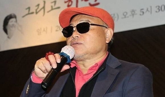 “날 ‘계엄나비’라고”…<b>김흥국</b>, 관저 앞 집회 등장 “尹 지키자”
