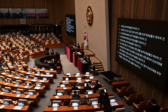 <b>쌍특검법</b> 모두 <b>부결</b>…내란특검 찬성 198, 김여사특검법 찬성 196