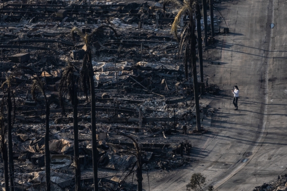 Ruined Pacific Palisades residential area in the western affluent area of the United States as of January 11 (local time) after being hit by a massive wildfire that initially started on the 7th in the Los Angeles (LA) area. 2025.1.11 Reuters Yonhap News