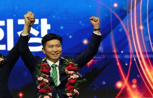 <b>유승민</b>, <b>대한체육회장 당선</b> ‘대이변’…이기흥 3선 무산