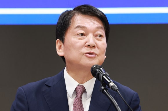 <b>안철수</b> “대통령도 내란죄 체포…<b>이재명</b> 재판 신속히 <b>선고</b>돼야”