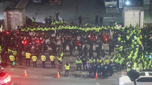 경찰, <b>서부지법</b> 막아선 尹<b>지지자들</b> 강제해산