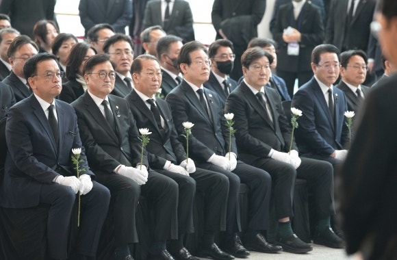 <b>제주항공</b> 여객기 <b>참사</b> 희생자 ‘합동 추모식’ 엄수