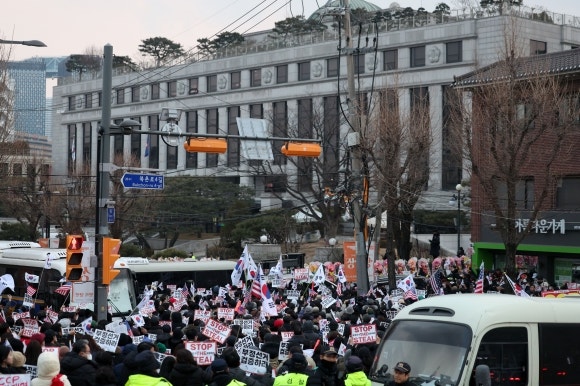 <b>헌재</b> 담 넘고, 쇠 지렛대 소지하고…경찰, 남성 3명 체포