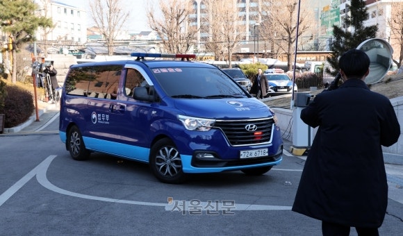 돌연 태도 바꾼 <b>김용현</b> “국회 쪽 <b>증인신문</b> 응하겠다”…탄핵심판 재개