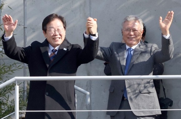 <b>문재인</b> “민주당과 <b>이재명</b>, 통합 행보 잘 보여주고 있다”