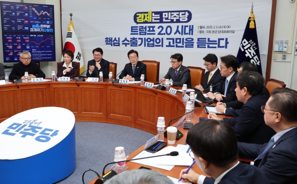 이재명(앞줄 왼쪽 네 번째) 더불어민주당 대표와 민주당 의원들이 5일 서울 여의도 국회에서 ‘트럼프 2.0 시대 핵심 수출기업의 고민을 듣는다’라는 주제로 열린 토론회에서 경제단체 관계자들과 기념사진을 찍고 있다.