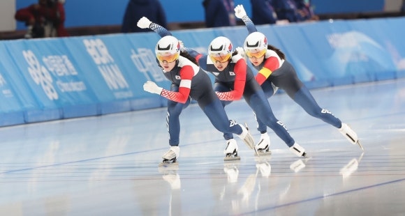 한국 스피드스케이팅 <b>여자</b> ‘<b>팀 스프린트</b>’ <b>금메달</b>…김민선·이나현 2관...