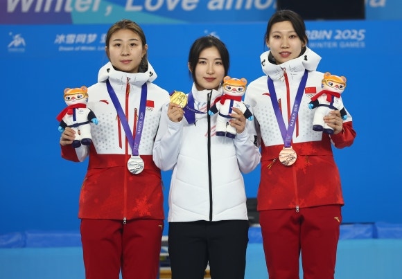 <b>중국 쇼트트랙 감독</b> “최민정·김길리 최고…<b>한국</b> 상대 金 따는 건 호랑...